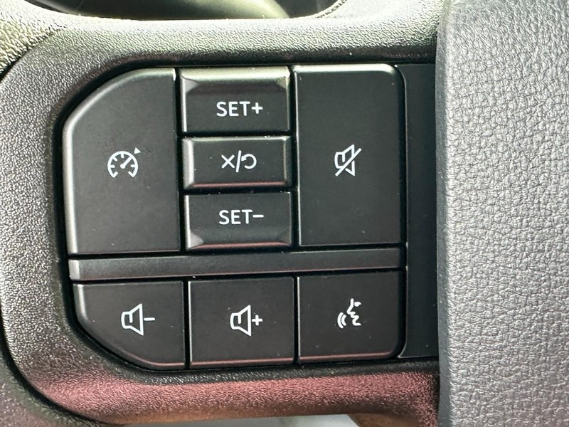 Ford Super Duty F-250 SRW Vehicle Full-screen Gallery Image 11