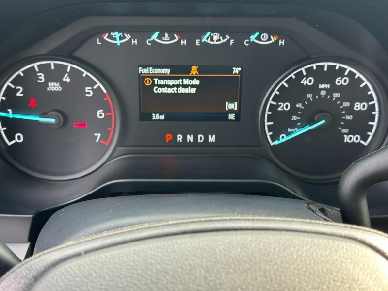 Ford Super Duty F-250 SRW Vehicle Full-screen Gallery Image 13