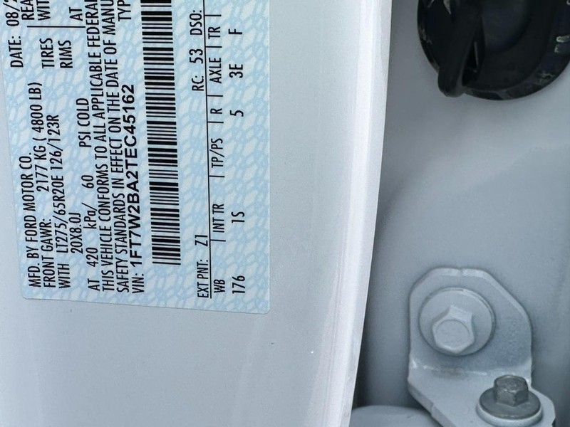 Ford Super Duty F-250 SRW Vehicle Full-screen Gallery Image 15