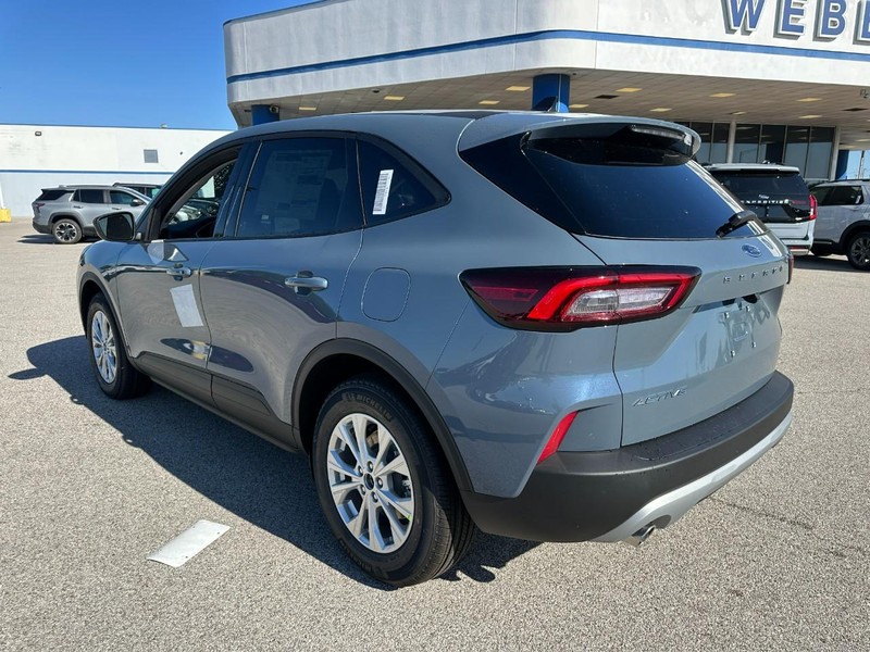 Ford Escape Vehicle Full-screen Gallery Image 3