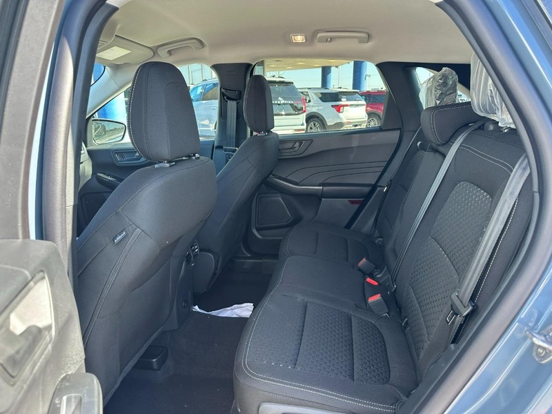 Ford Escape Vehicle Full-screen Gallery Image 4