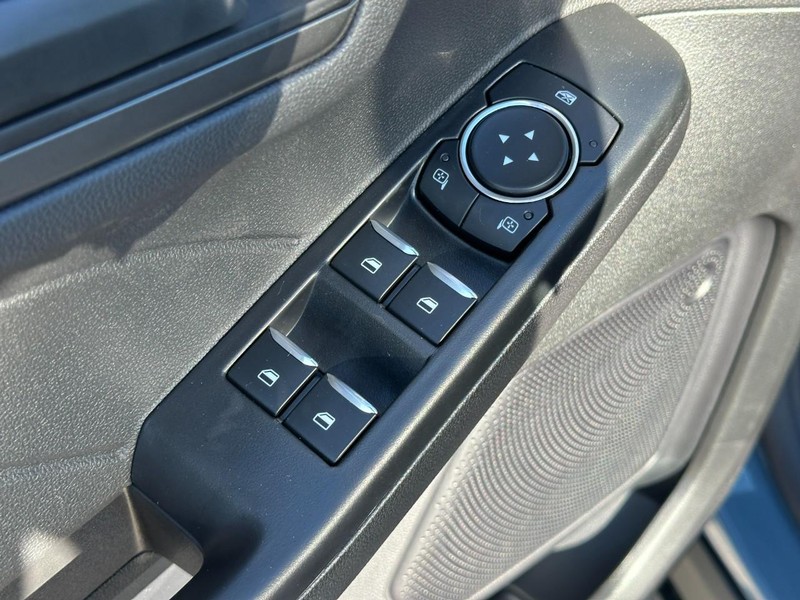 Ford Escape Vehicle Full-screen Gallery Image 9