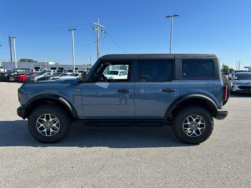 Ford Bronco Vehicle Full-screen Gallery Image 2
