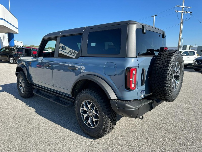 Ford Bronco Vehicle Full-screen Gallery Image 3