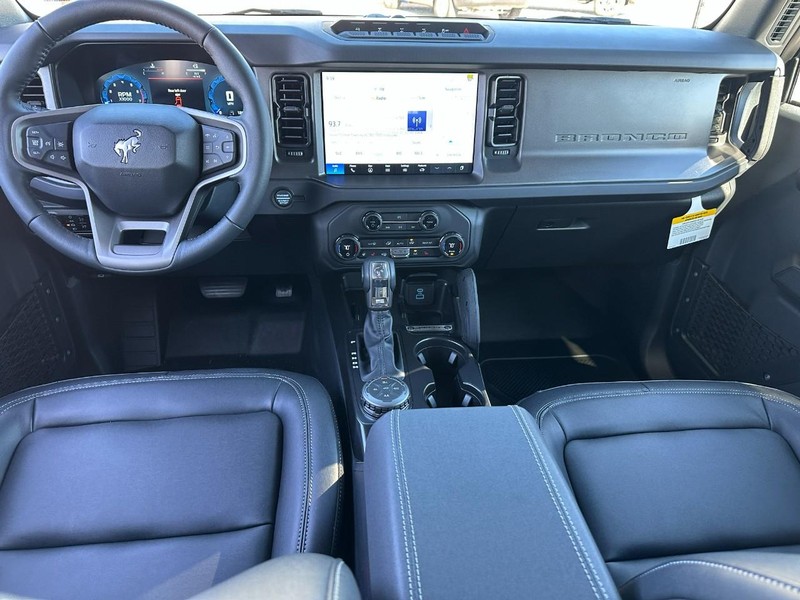 Ford Bronco Vehicle Full-screen Gallery Image 5