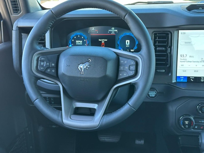 Ford Bronco Vehicle Full-screen Gallery Image 6