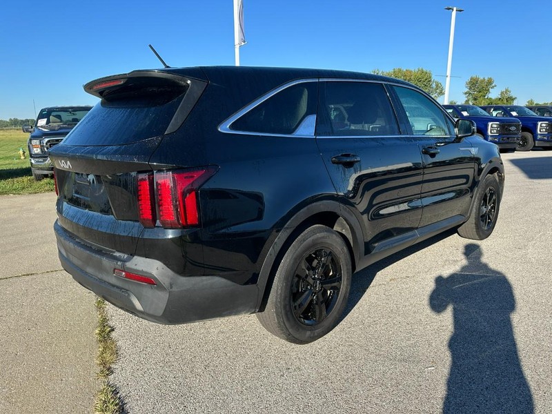 Kia Sorento Vehicle Full-screen Gallery Image 5