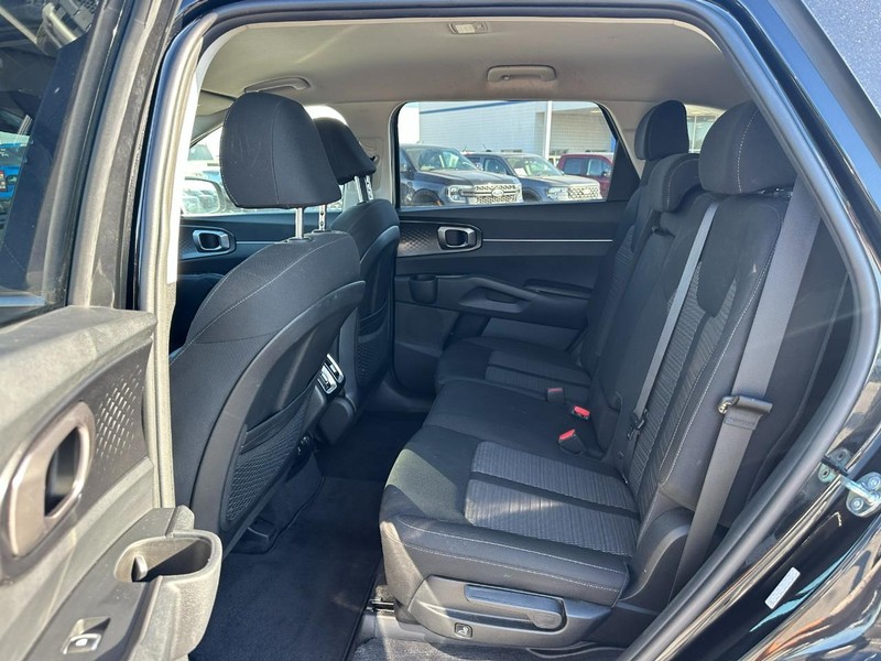 Kia Sorento Vehicle Full-screen Gallery Image 10