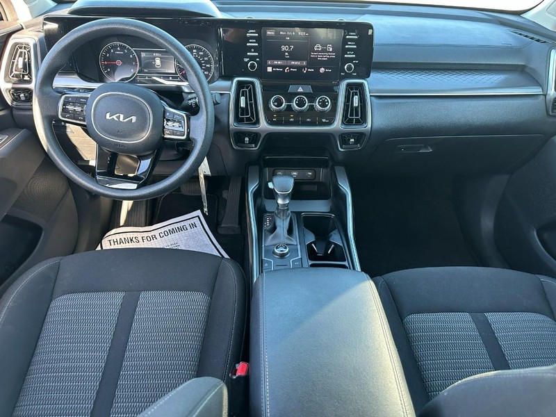 Kia Sorento Vehicle Full-screen Gallery Image 11