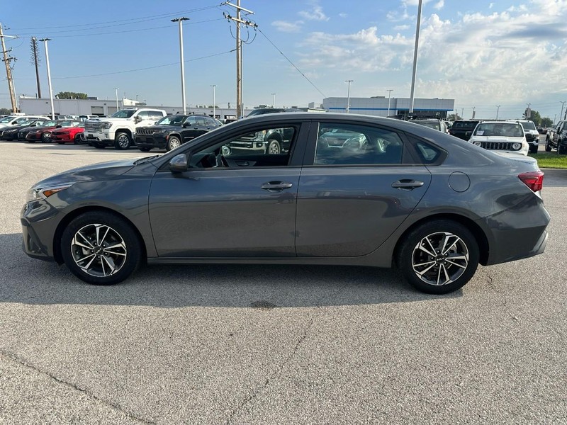 Kia Forte Vehicle Full-screen Gallery Image 2