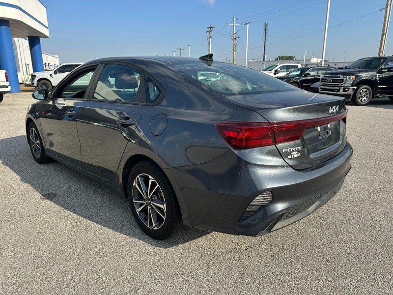 Kia Forte Vehicle Full-screen Gallery Image 3