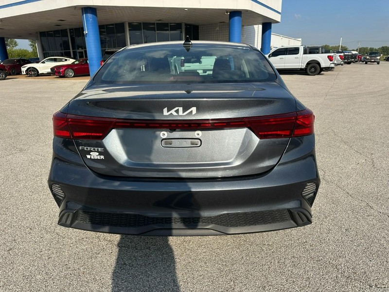 Kia Forte Vehicle Full-screen Gallery Image 4