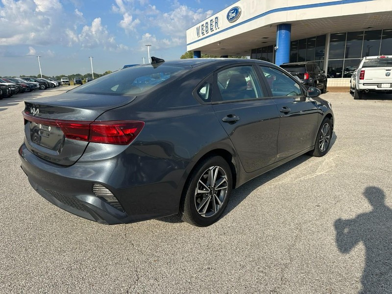 Kia Forte Vehicle Full-screen Gallery Image 5