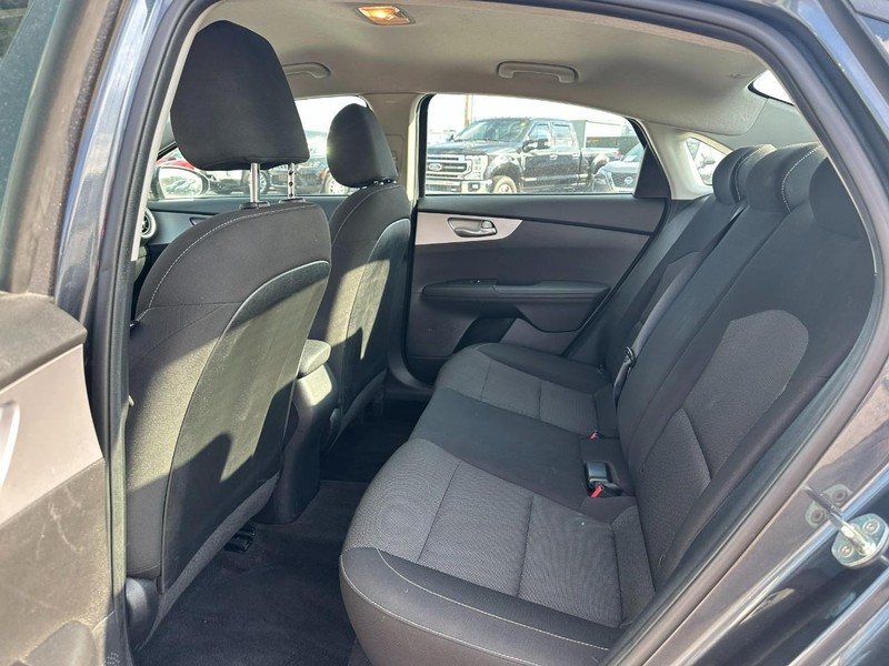 Kia Forte Vehicle Full-screen Gallery Image 9