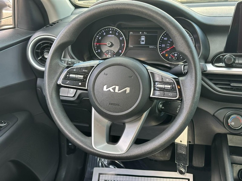 Kia Forte Vehicle Full-screen Gallery Image 11
