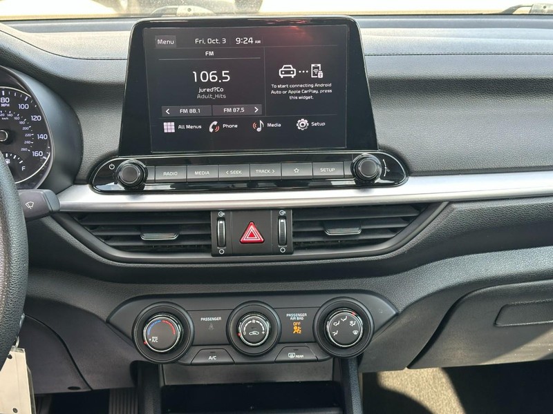 Kia Forte Vehicle Full-screen Gallery Image 12