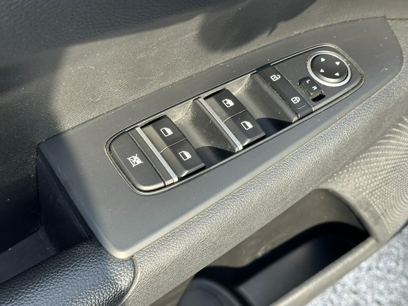 Kia Forte Vehicle Full-screen Gallery Image 15