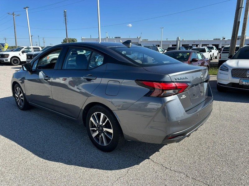 Nissan Versa Vehicle Full-screen Gallery Image 3