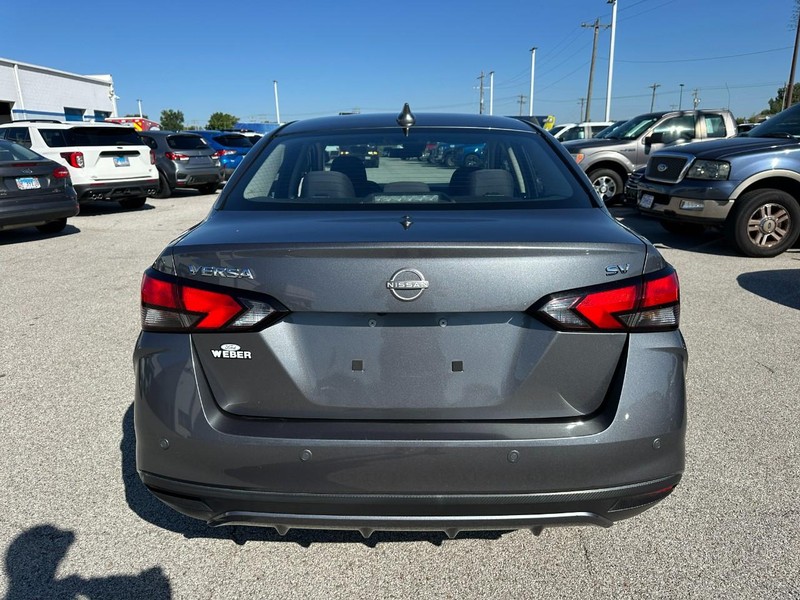 Nissan Versa Vehicle Full-screen Gallery Image 4