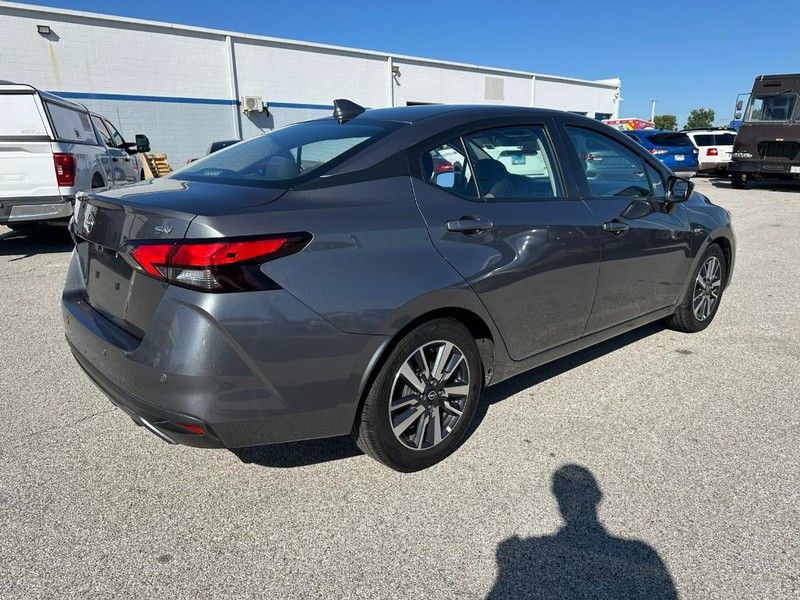 Nissan Versa Vehicle Full-screen Gallery Image 5