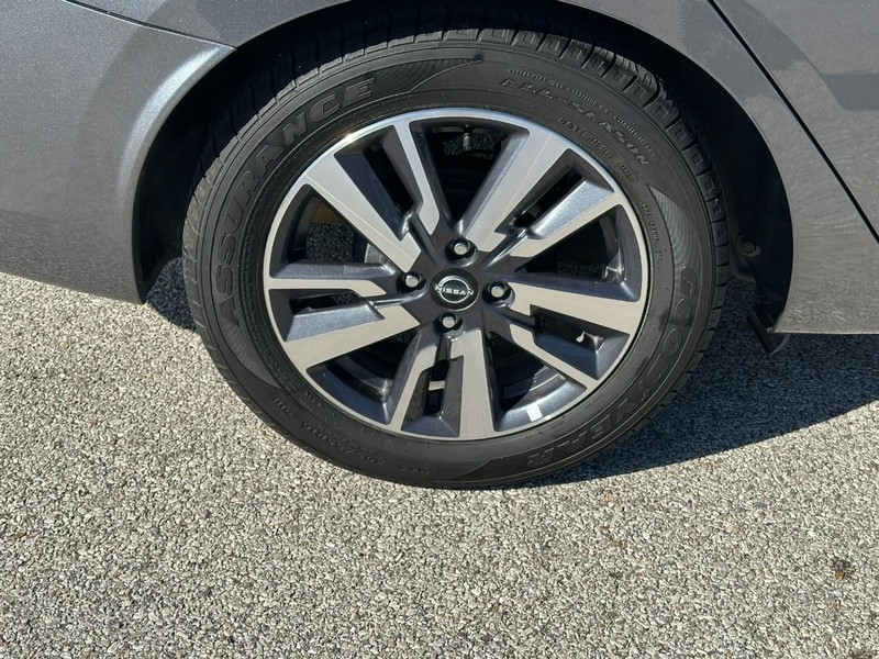 Nissan Versa Vehicle Full-screen Gallery Image 6