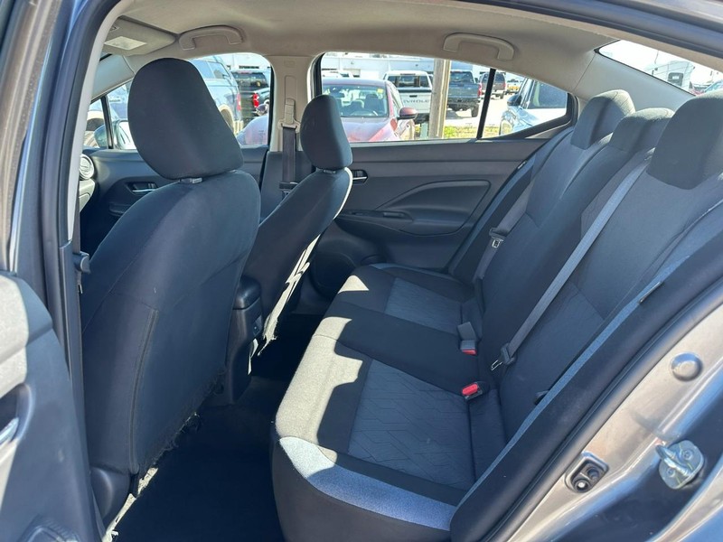 Nissan Versa Vehicle Full-screen Gallery Image 9