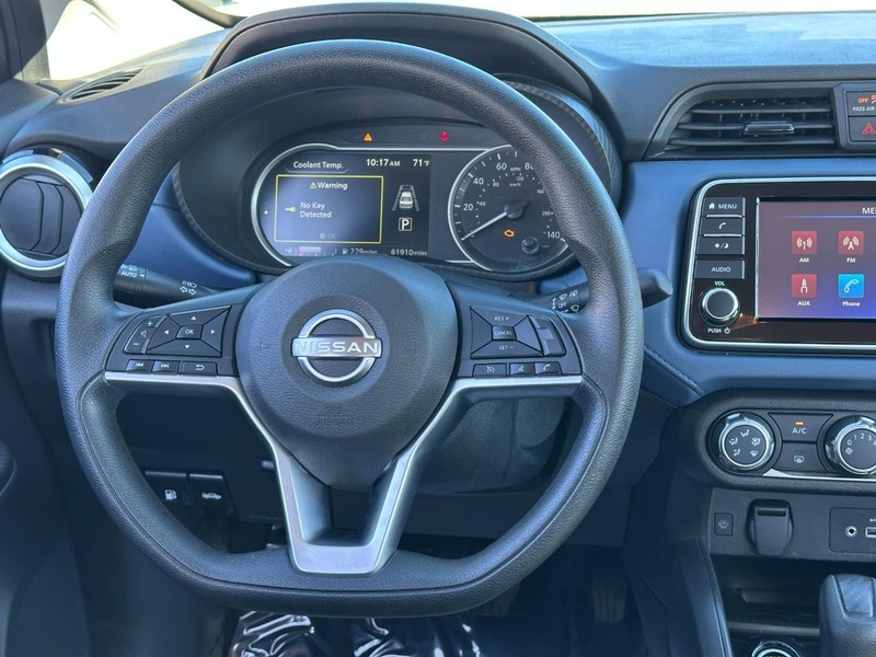 Nissan Versa Vehicle Full-screen Gallery Image 11