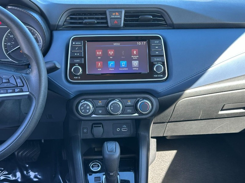 Nissan Versa Vehicle Full-screen Gallery Image 12