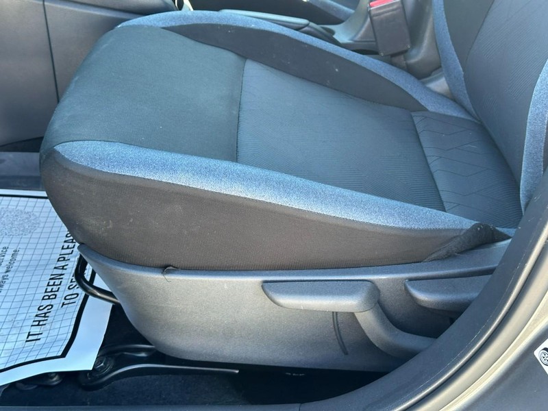 Nissan Versa Vehicle Full-screen Gallery Image 15