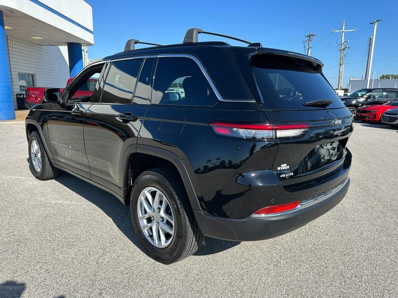 Jeep Grand Cherokee Vehicle Full-screen Gallery Image 3