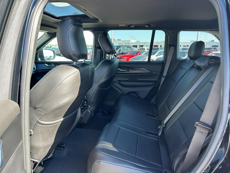 Jeep Grand Cherokee Vehicle Full-screen Gallery Image 10