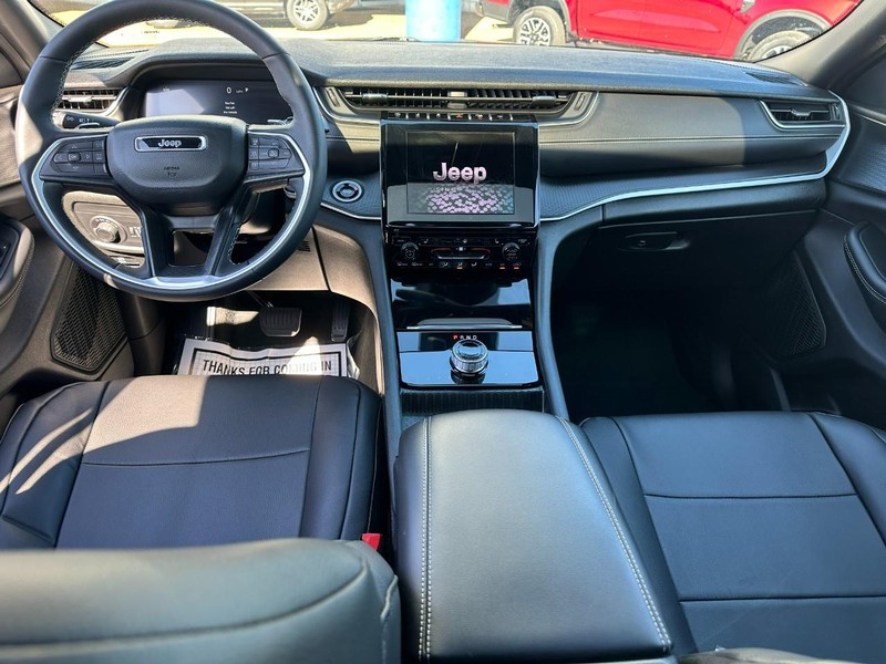 Jeep Grand Cherokee Vehicle Full-screen Gallery Image 12