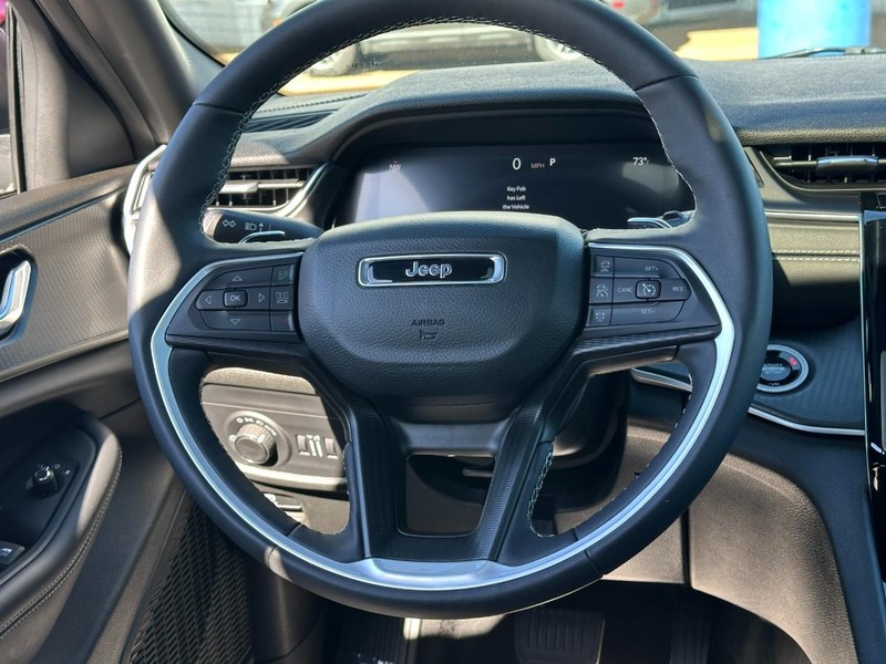 Jeep Grand Cherokee Vehicle Full-screen Gallery Image 13