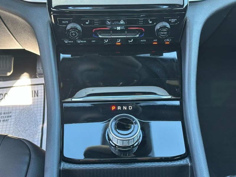 Jeep Grand Cherokee Vehicle Full-screen Gallery Image 15