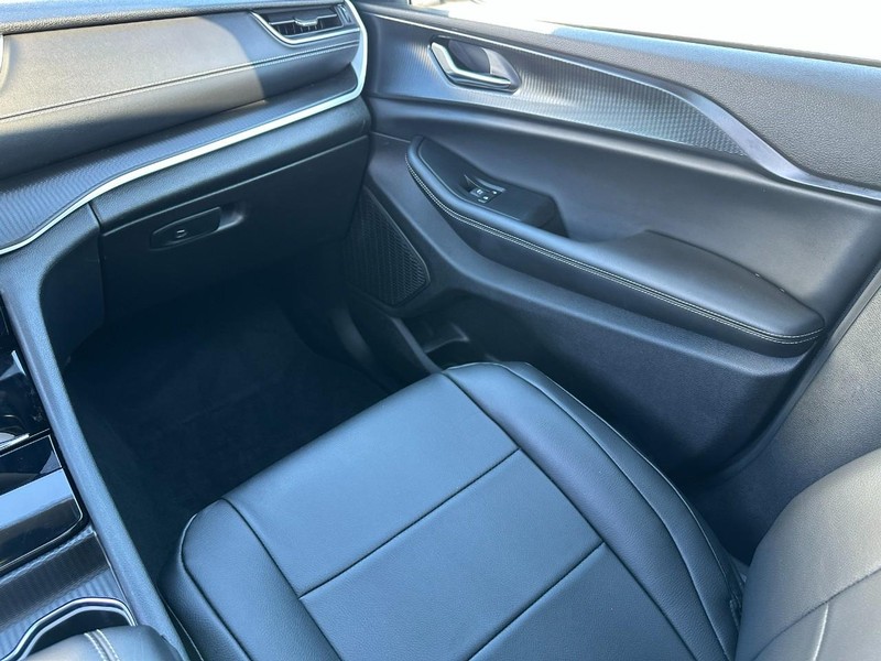 Jeep Grand Cherokee Vehicle Full-screen Gallery Image 16