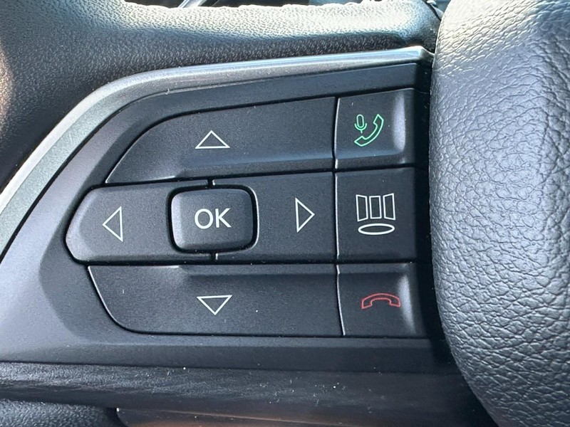 Jeep Grand Cherokee Vehicle Full-screen Gallery Image 19