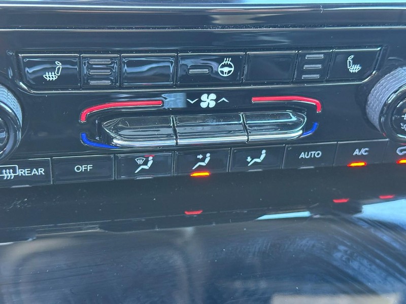 Jeep Grand Cherokee Vehicle Full-screen Gallery Image 22