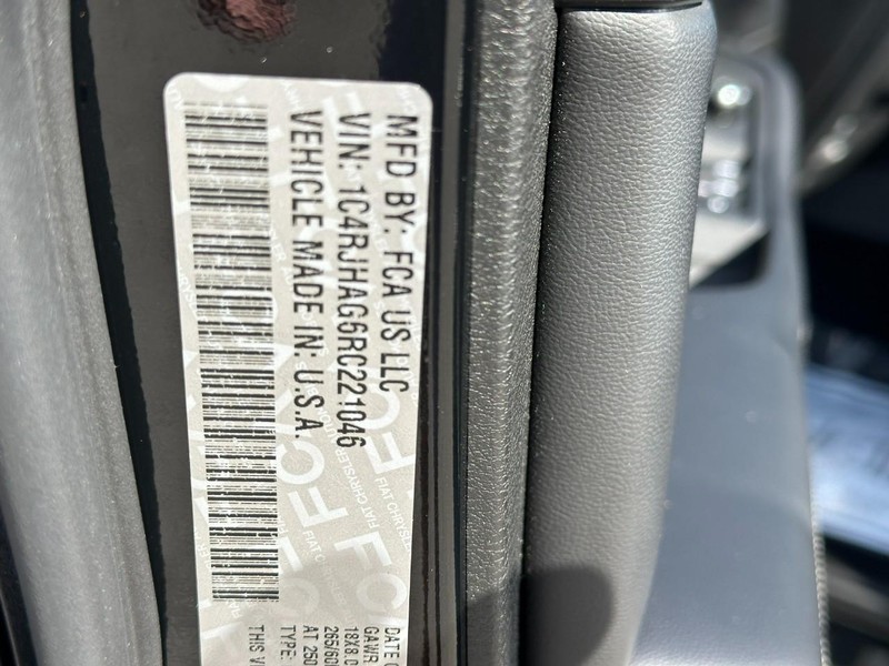 Jeep Grand Cherokee Vehicle Full-screen Gallery Image 24