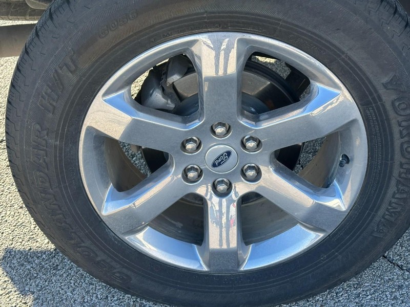 Ford F-150 Vehicle Full-screen Gallery Image 5