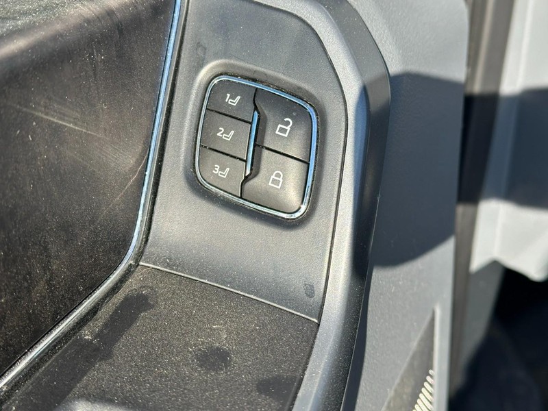 Ford F-150 Vehicle Full-screen Gallery Image 16