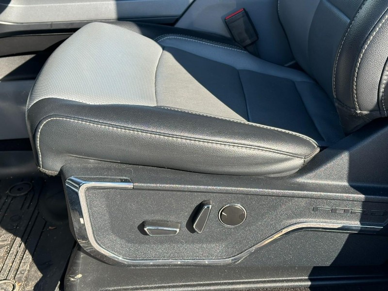 Ford F-150 Vehicle Full-screen Gallery Image 17