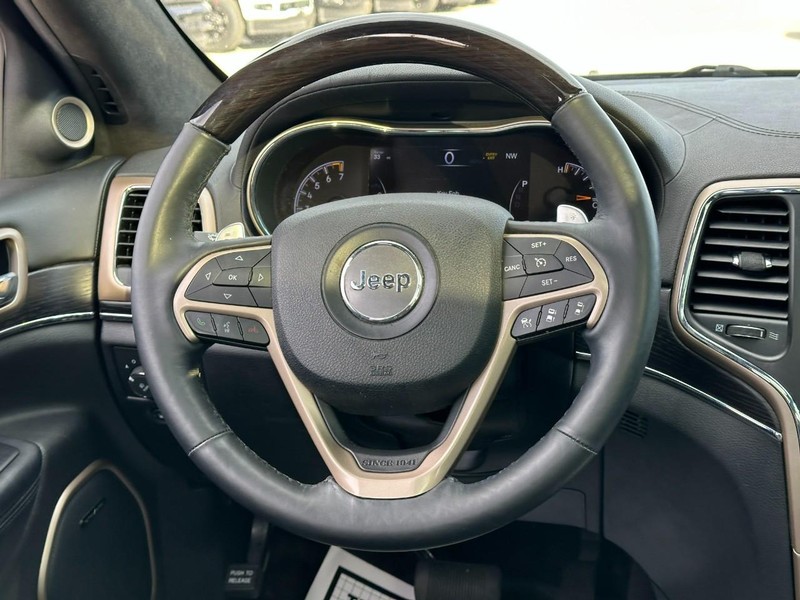 Jeep Grand Cherokee Vehicle Full-screen Gallery Image 13