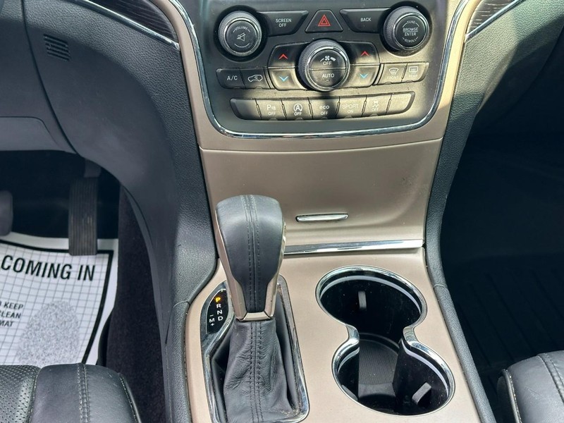 Jeep Grand Cherokee Vehicle Full-screen Gallery Image 15