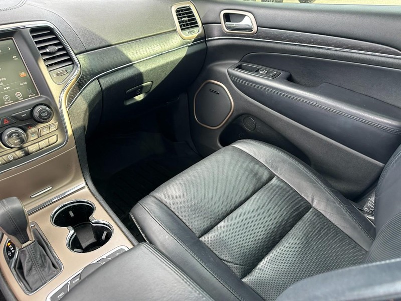 Jeep Grand Cherokee Vehicle Full-screen Gallery Image 16