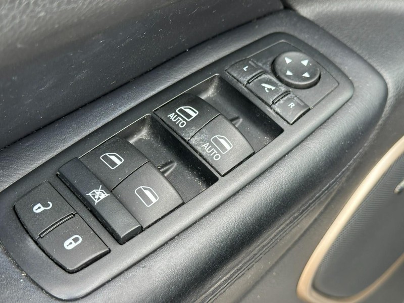 Jeep Grand Cherokee Vehicle Full-screen Gallery Image 17