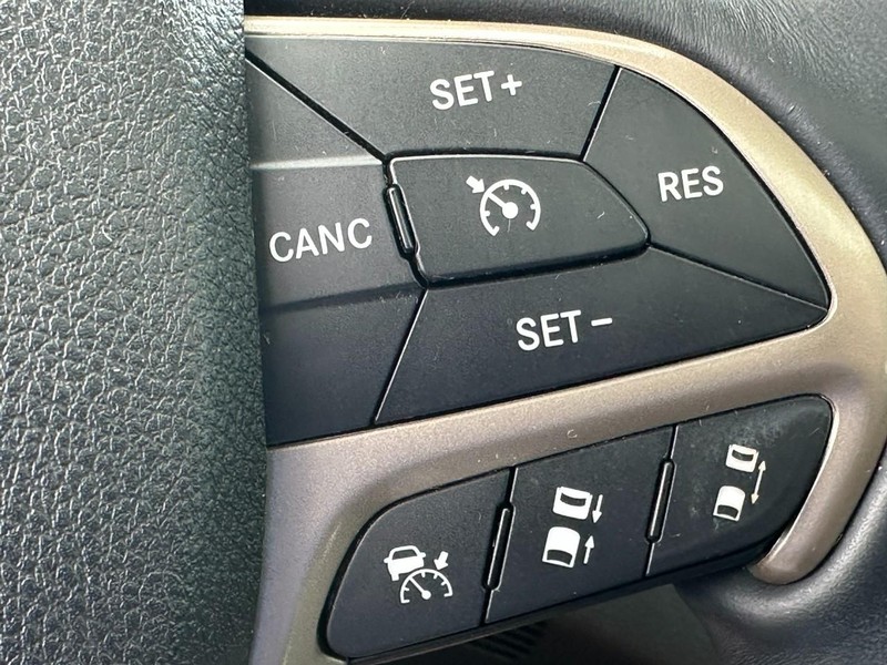 Jeep Grand Cherokee Vehicle Full-screen Gallery Image 21