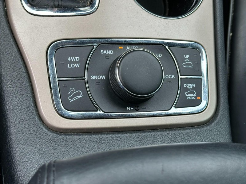 Jeep Grand Cherokee Vehicle Full-screen Gallery Image 25