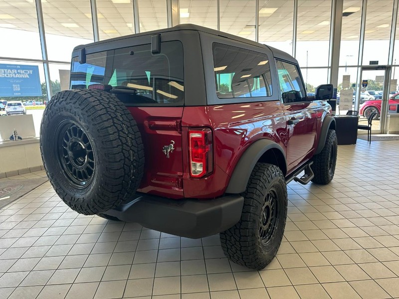 Ford Bronco Vehicle Full-screen Gallery Image 3