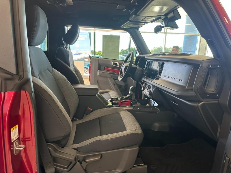 Ford Bronco Vehicle Full-screen Gallery Image 4