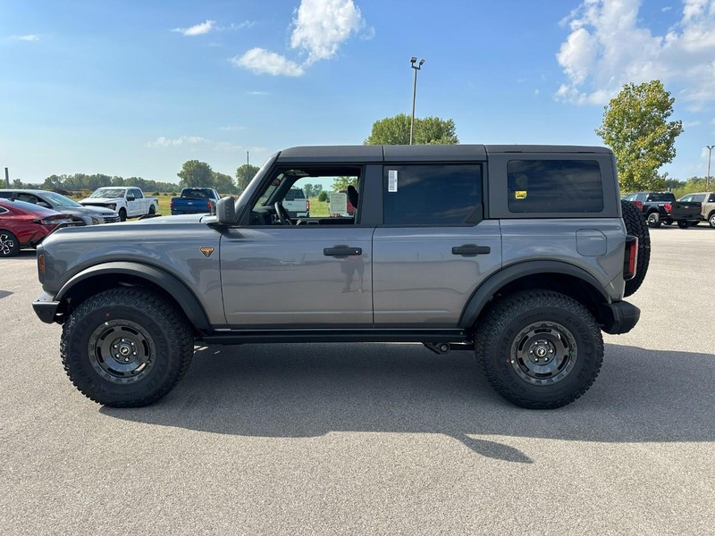 Ford Bronco Vehicle Full-screen Gallery Image 2
